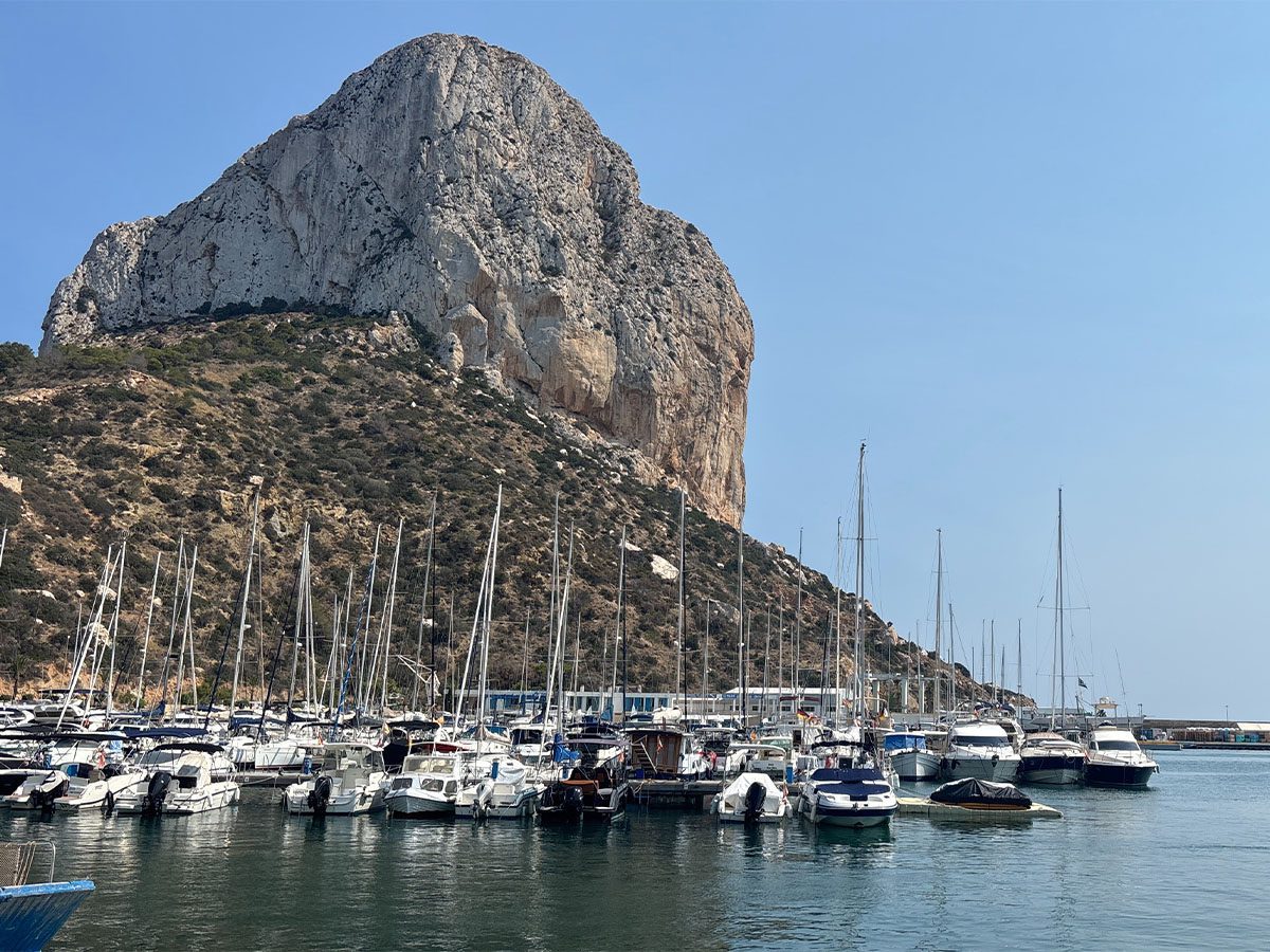 De rood-gele-trappen aan de Calle Puchalt in Calpe.