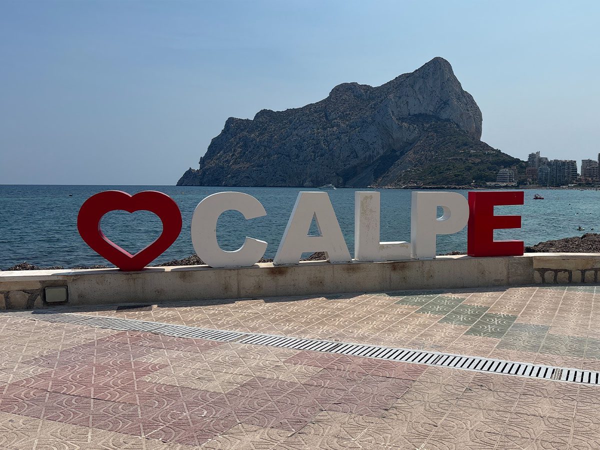Het lettermonument in Calpe met op de achtergrond Peñon de Ifach.